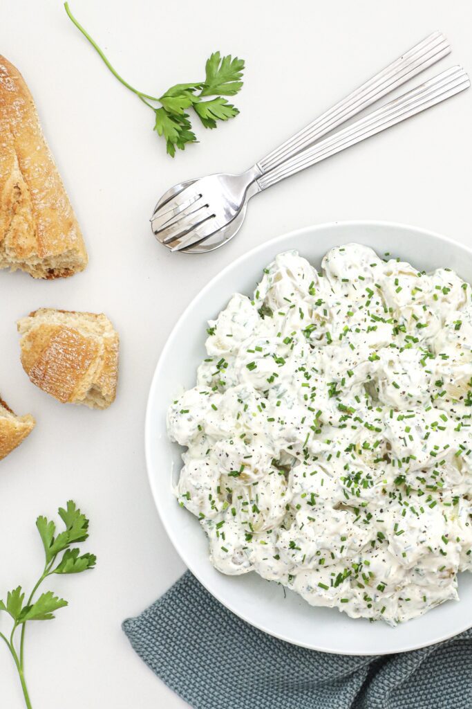Kartoffelsalat - Opskrift på klassisk kartoffelsalat med urter