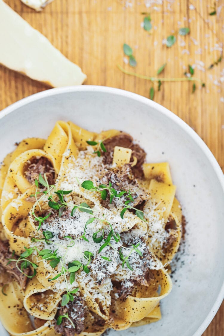 Pasta med braiseret lam Opskrift på pappardelle med lam