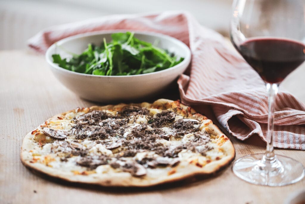 Trøffel pizza - Opskrift på pizza med trøffel og 3 slags ost