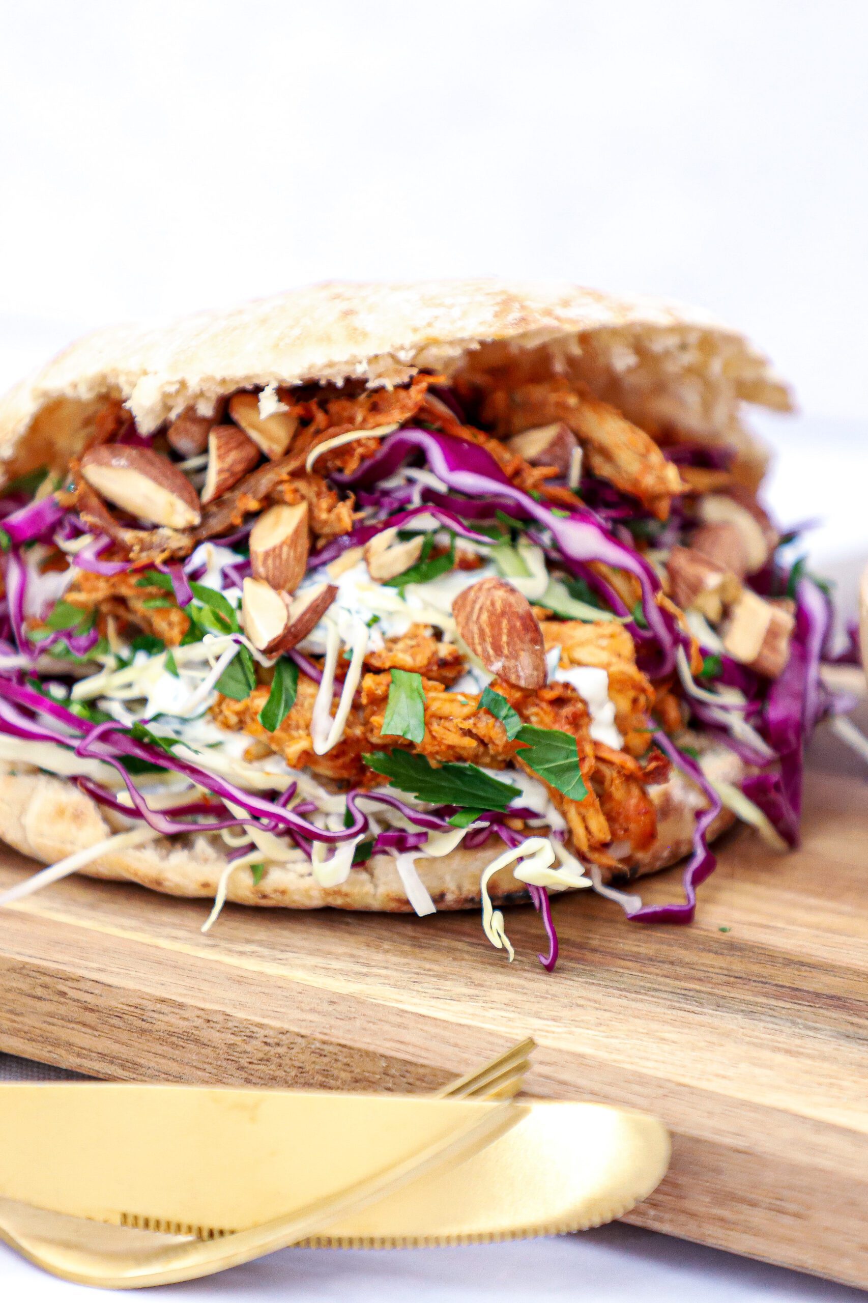 Pulled pork pita Opskrift med kålsalat og urtedressing