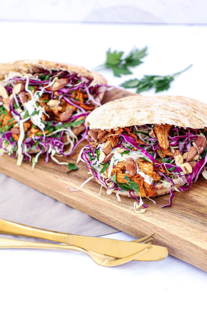 Pulled pork pita - Opskrift med kålsalat og urtedressing