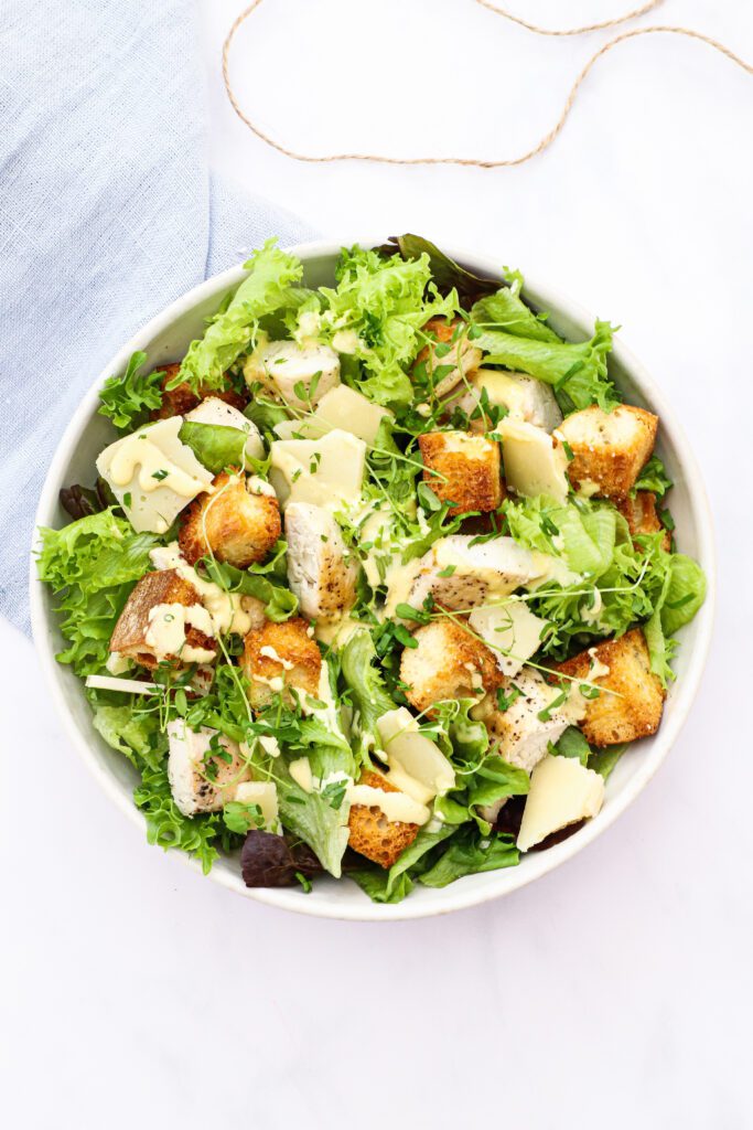 Cæsarsalat - Opskrift på klassisk ceasar salat med kylling