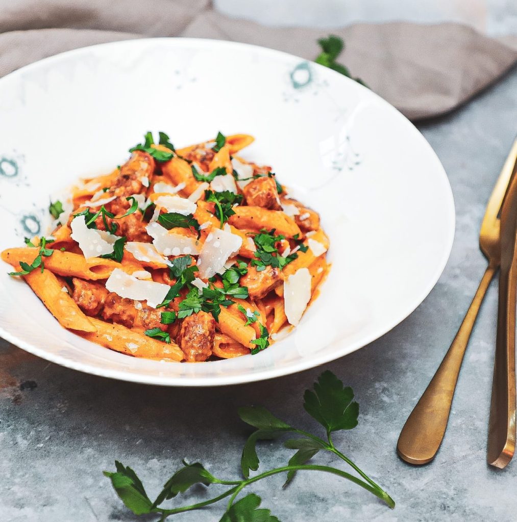 Pasta med krydret pølse i paprikasauce Opskrift på cremet pasta
