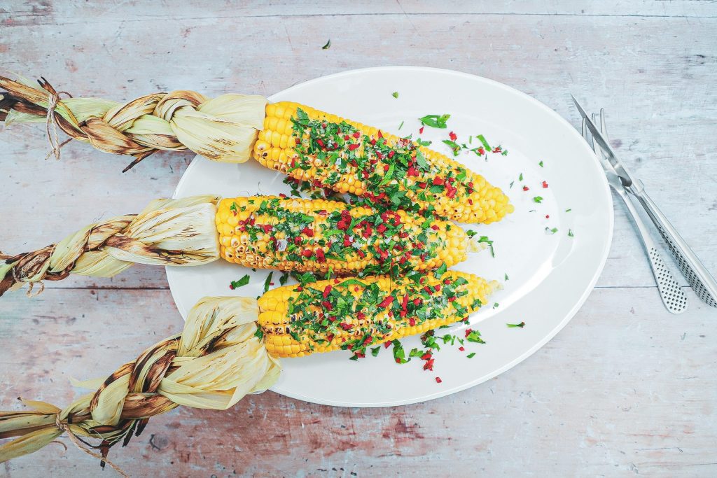 Grillet majskolber - Opskrift med persille/hvidløgssmør og chili