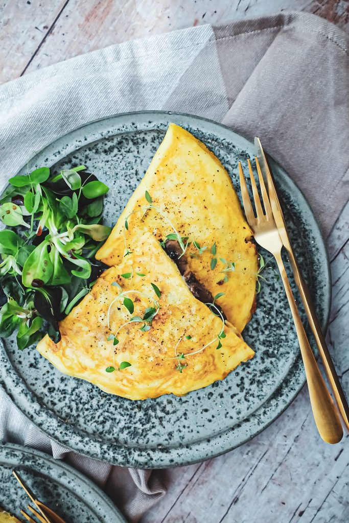 Omelet - Opskrift på omelet med oksekød, svampe og ost