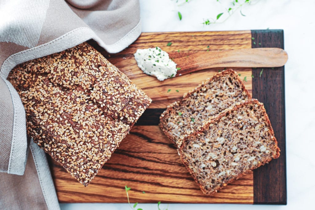 Rugbrød - Opskrift på saftigt rugbrød med surdej og gulerødder