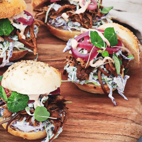 Pulled lamb burger Opskrift med sprød og cremet kålsalat