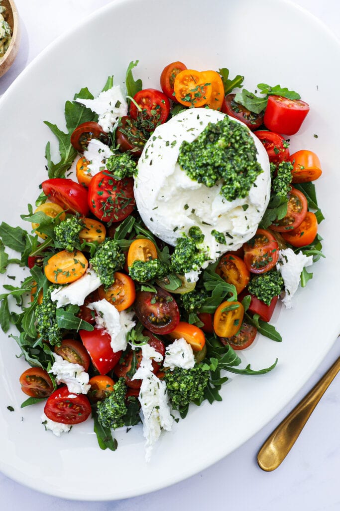 Burrata - Opskrift på tomatsalat med burrata og pesto
