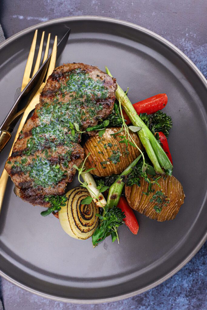 Fransk bøf - Opskrift på bøf med kryddersmør og hasselback