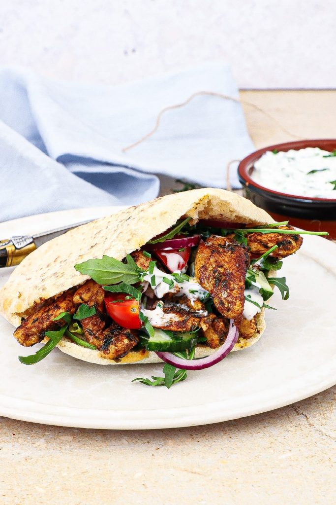 Kyllinge gyros i pita - Opskrift på græsk gyros