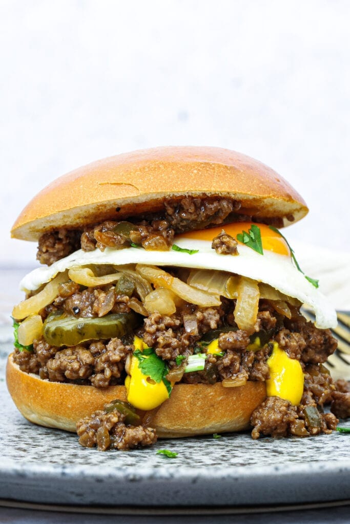 Millionbøf burger med spejlæg - Opskrift på snasket burger