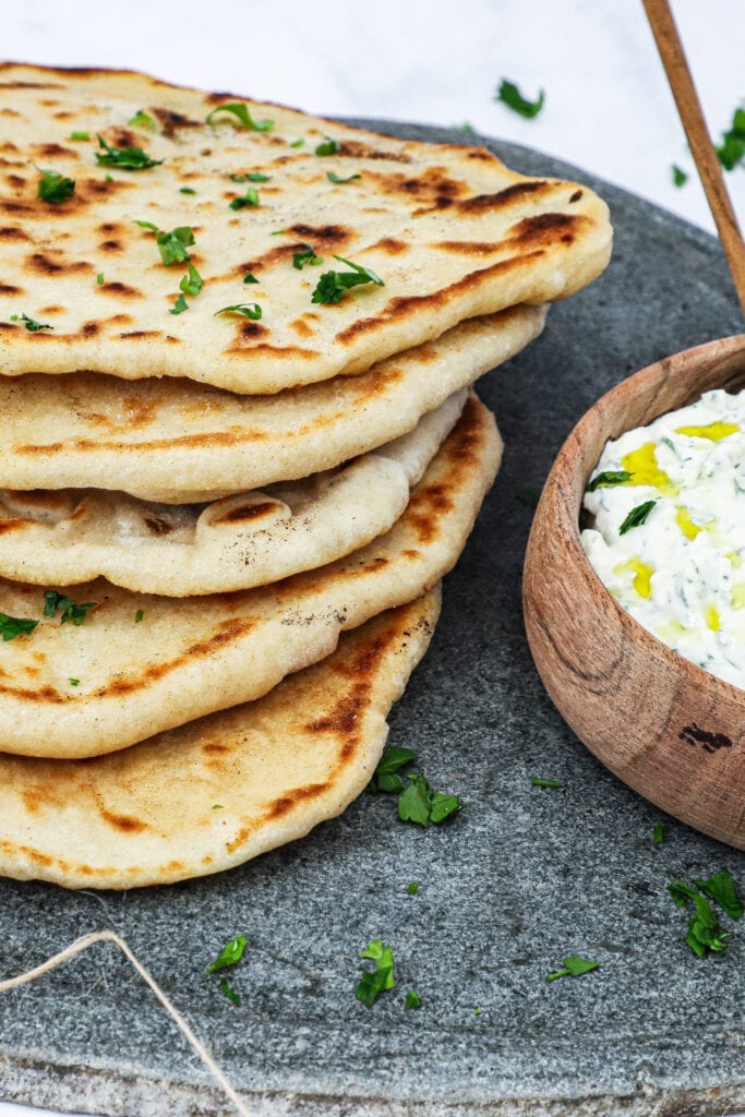 Haydari - Opskrift på tyrkisk yoghurt dip med feta og urter