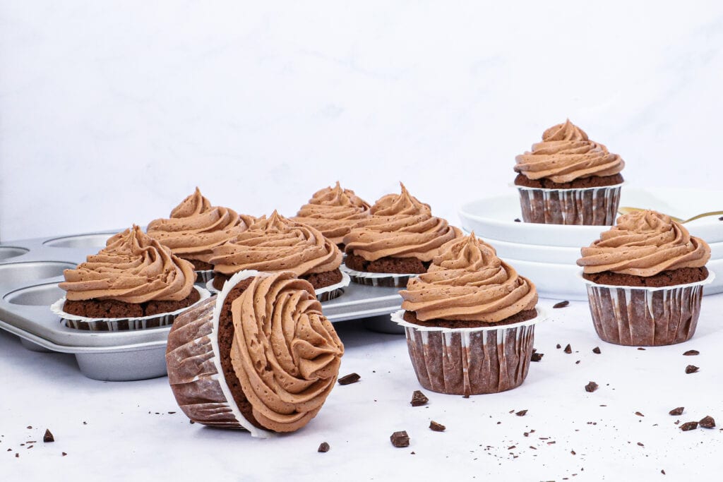 Chokolademuffins med nutella frosting - Opskrift på choko muffins