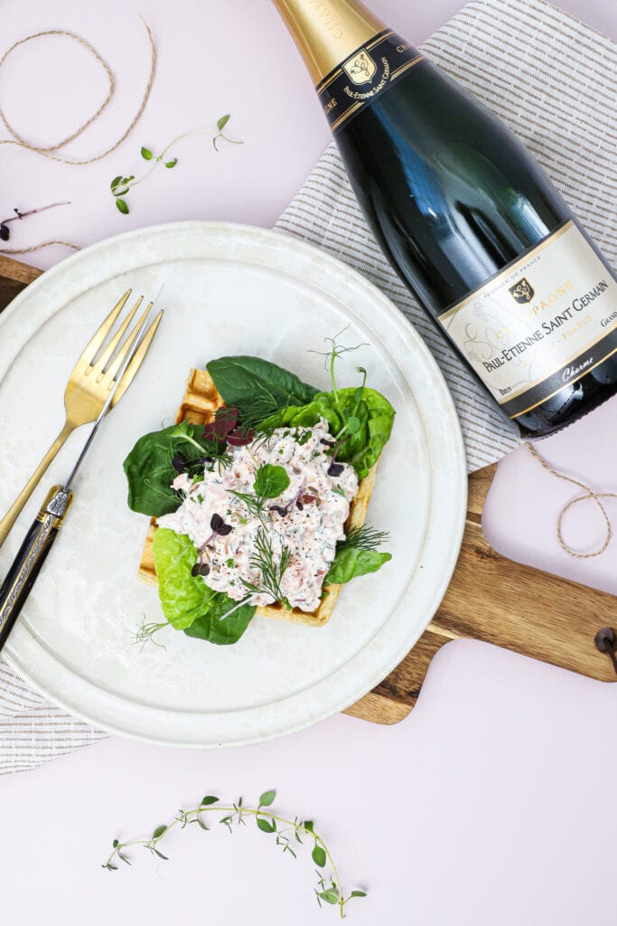 Vafler med laksesalat - Opskrift på lækre madvafler med laks