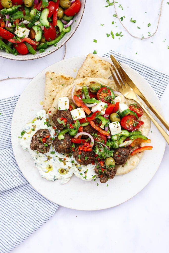 Græske kødboller i fladbrød - Opskrift med tzatziki og græsk salat
