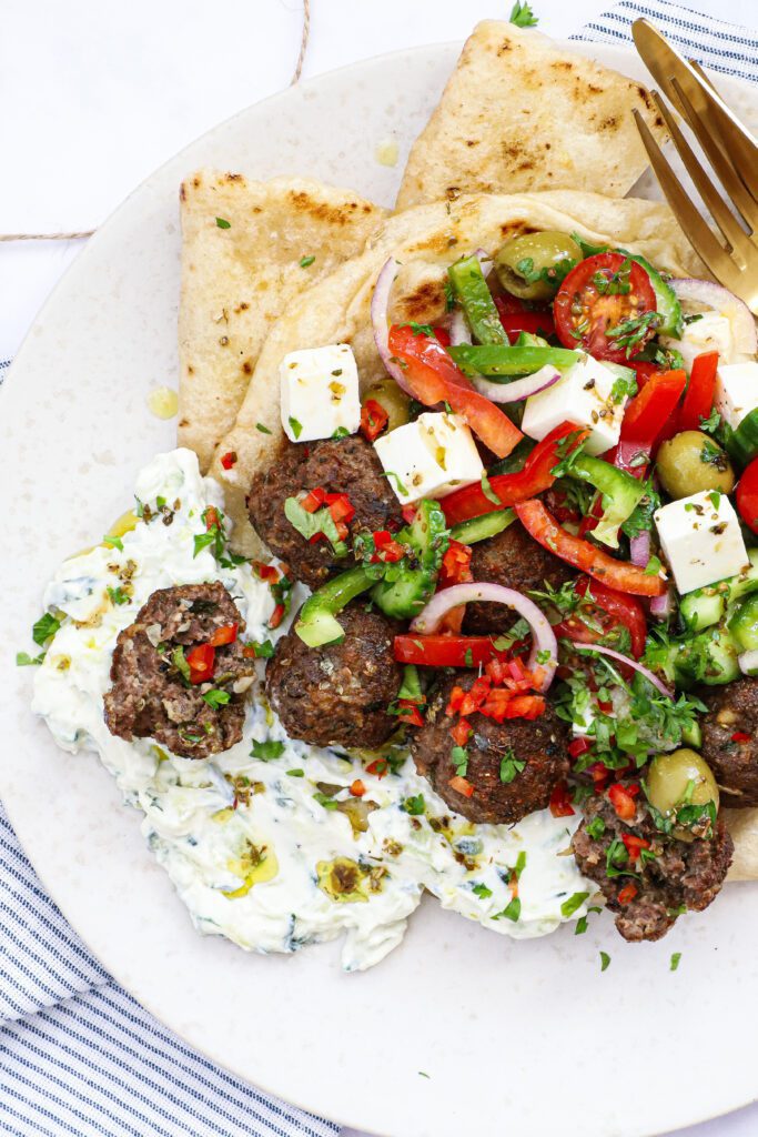 Græske kødboller i fladbrød - Opskrift med tzatziki og græsk salat