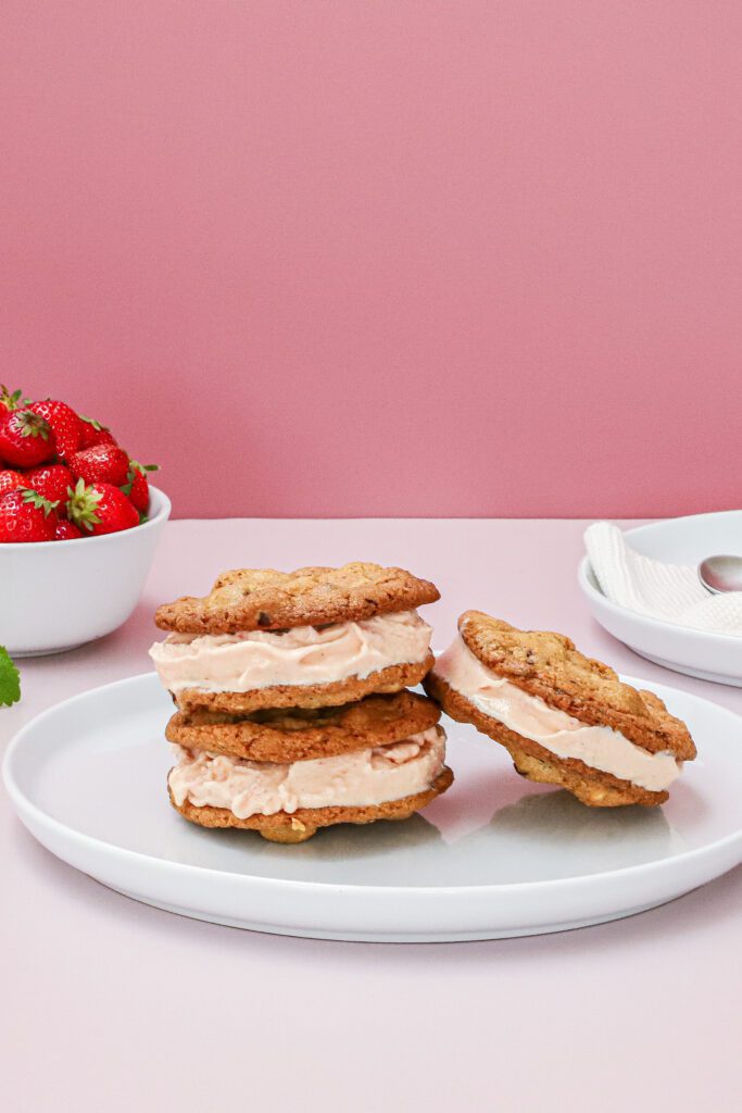 Cookie is-sandwich - Is-sandwich med jordbæris og cookies