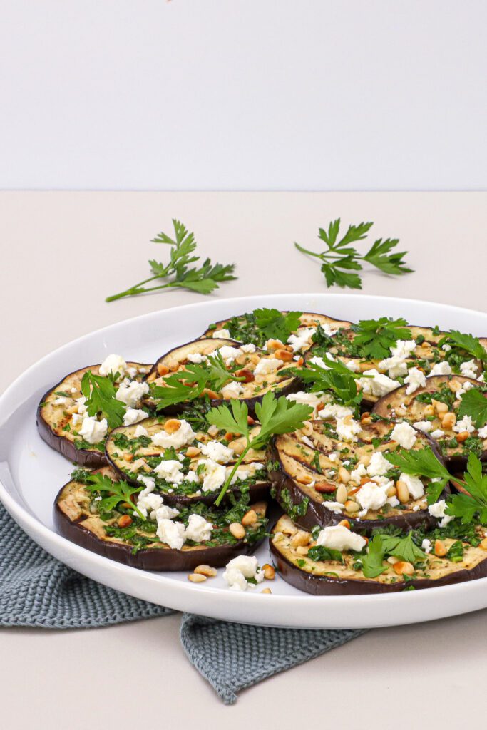 travl Huddle dobbelt Grillet aubergine - Opskrift på aubergine med hvidløg og feta