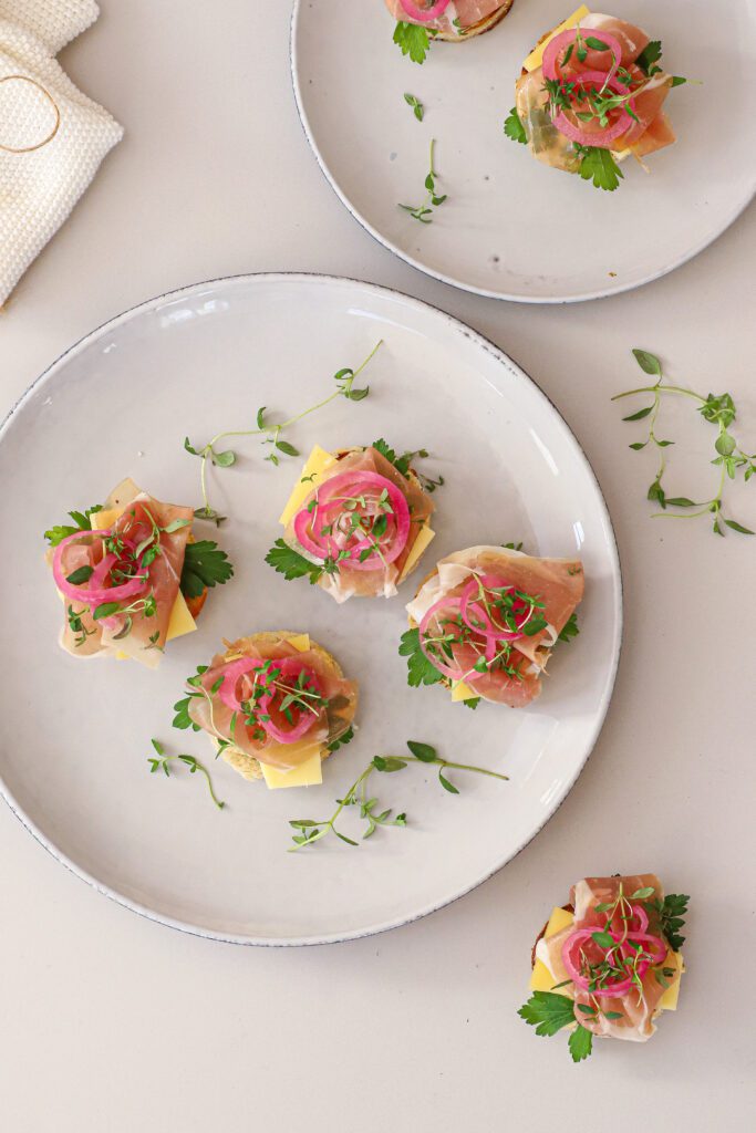 Smørstegt brød med sennepsmayo, serrano og ost - Opskrift på appetizer