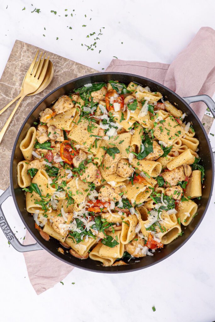 Cremet pasta med kylling, panchetta, fløde og svampe - Opskrift på nem pasta