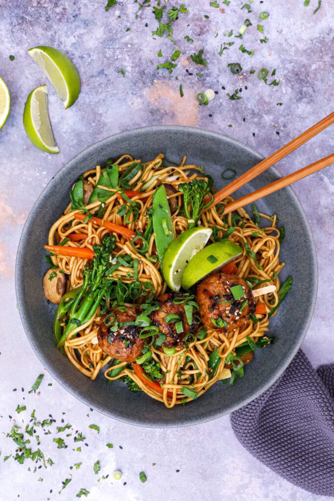 Asiatisk wok med grønt, nudler og kyllingekødboller - Opskrift på wok