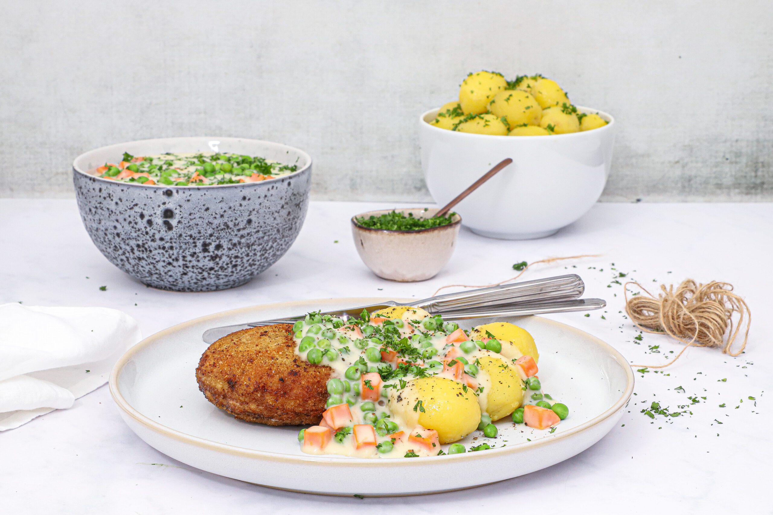 Karbonader med stuvede ærter og gulerødder Opskrift på