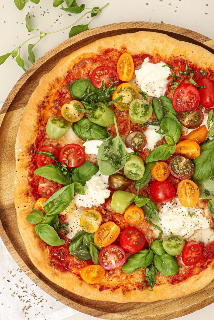 Pizza caprese - Pizza med friske tomater, mozzarella og basilikum