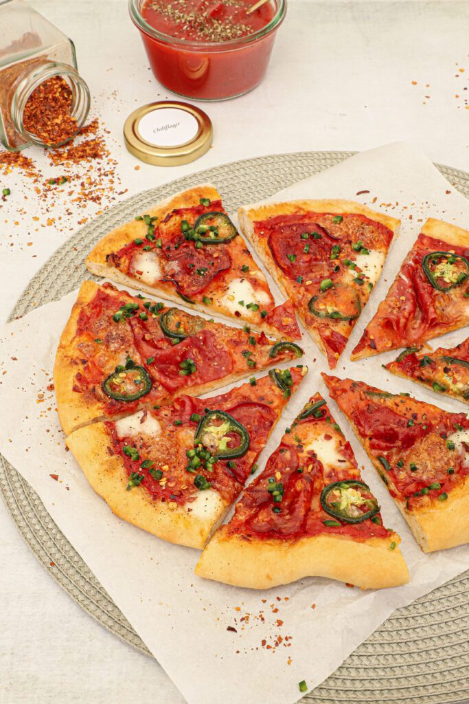 Pizza Diavolo - Opskrift på pizza med stærk salami og chili
