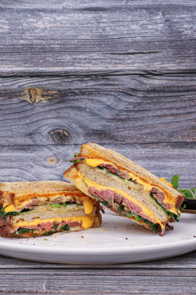 Steak sandwich med smeltet ost - Opskrift på steak sandwich