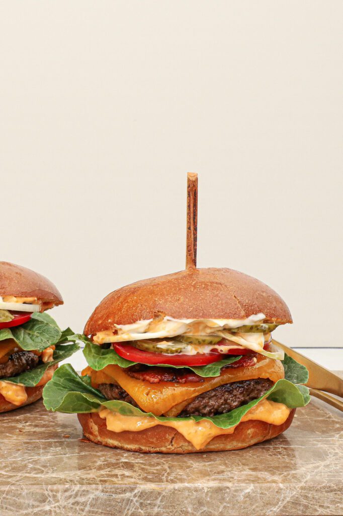 Bacon cheeseburger - Opskrift på hjemmelavet bacon cheeseburger