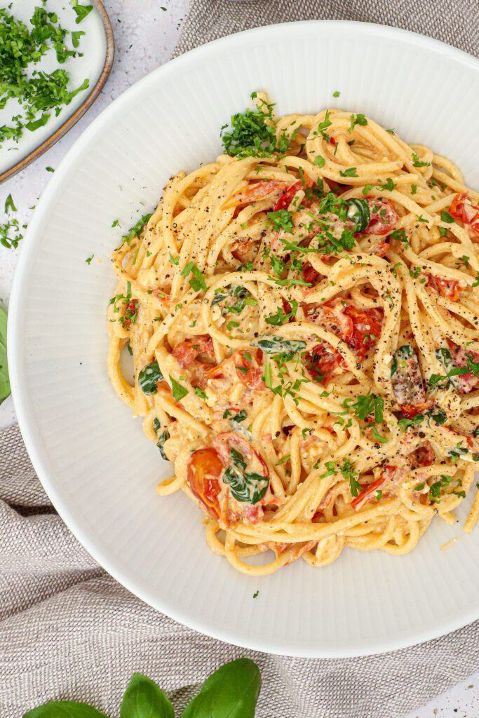 Pasta med bagt feta og tomater - Opskrift på feta pasta med tomater
