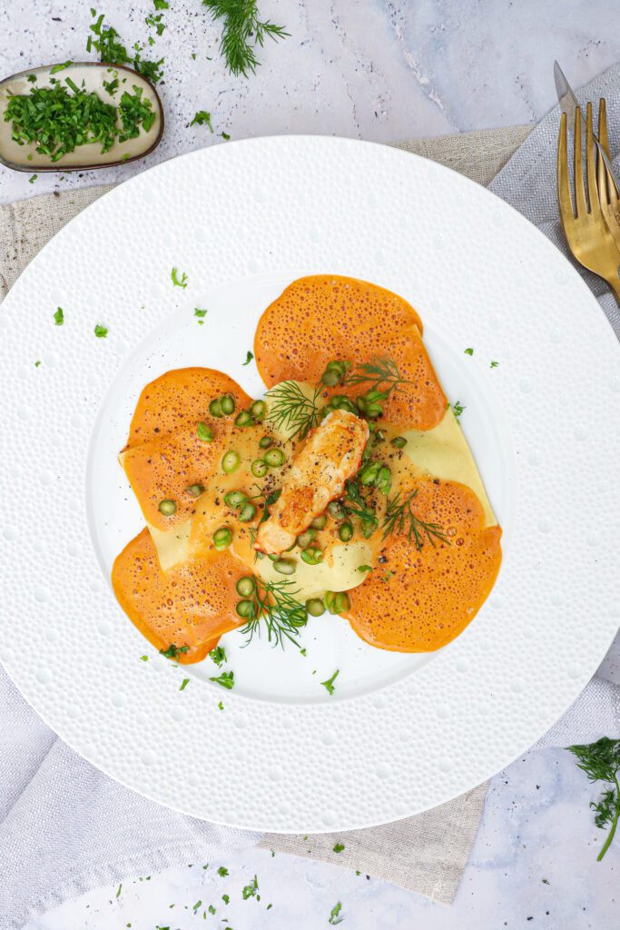 Åben ravioli med jomfruhummer og bisque - Opskrift på ravioli med jomfruhummer