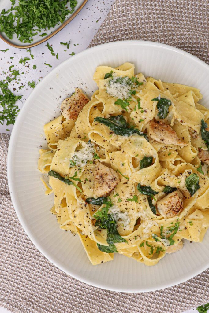 Cremet citronpasta med kylling - Opskrift på nem citronpasta uden fløde