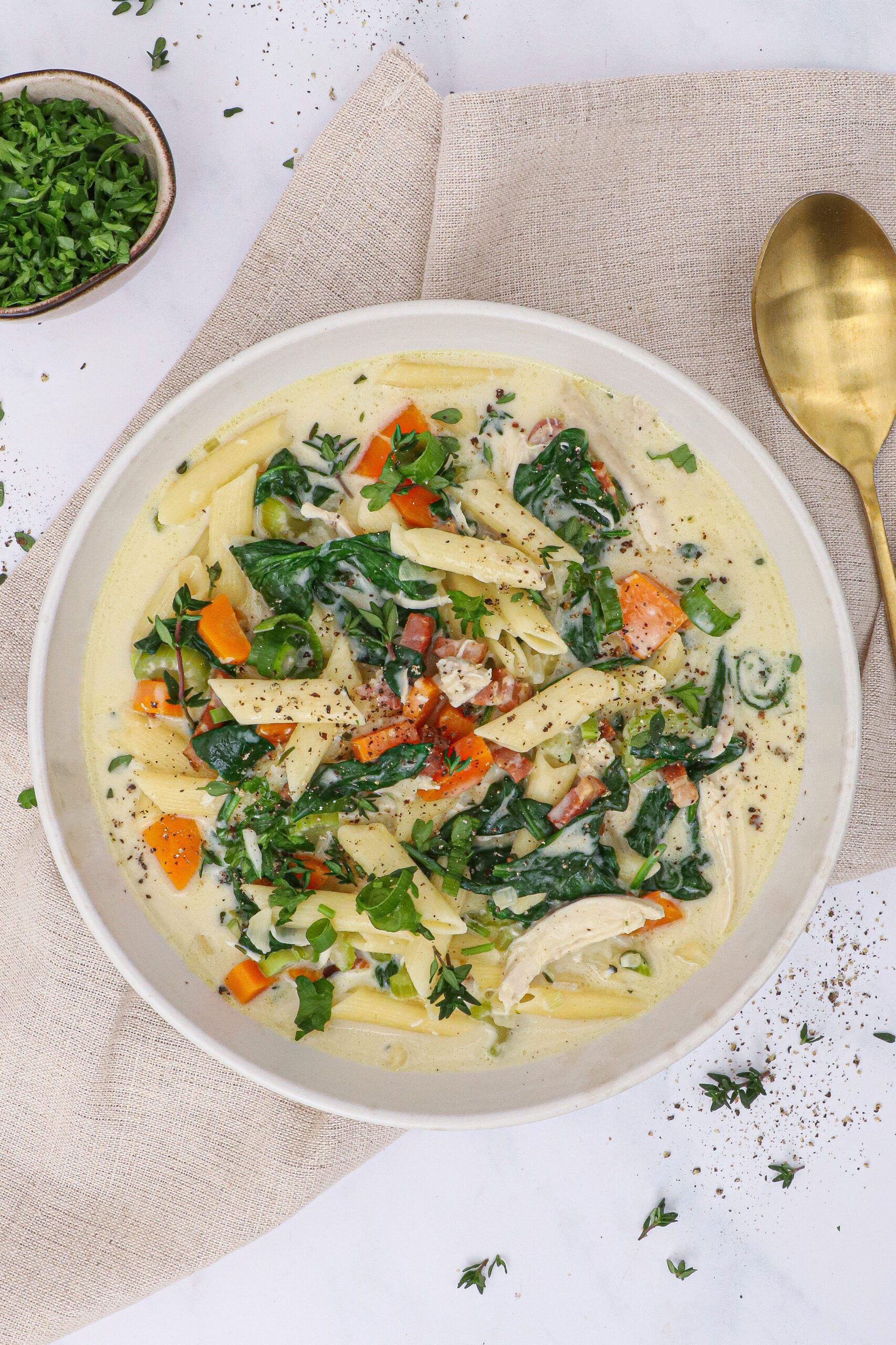 Kyllingsuppe med fløde og grøntsager Opskrift på cremet kyllingesuppe