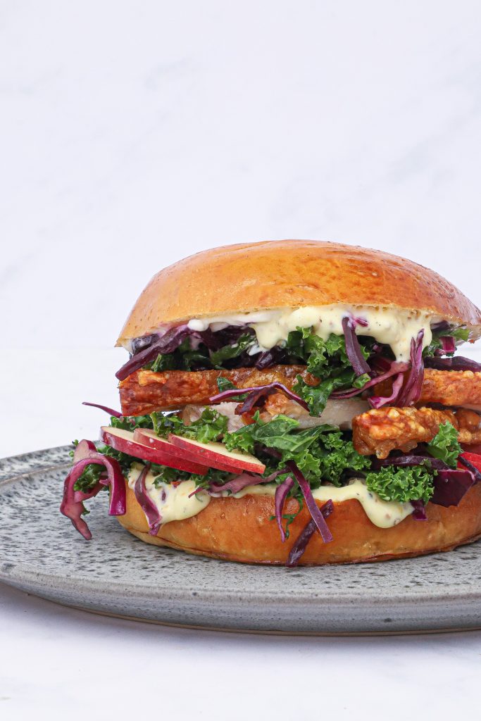 Flæskestegs sandwich - Opskrift på flæskestegs sandwich med sennepsmayo