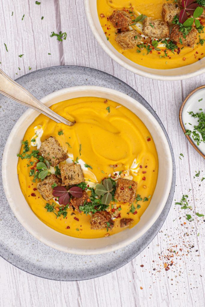 Spicy gulerodssuppe med røde linser - Opskrift på gulerodssuppe med røde linser