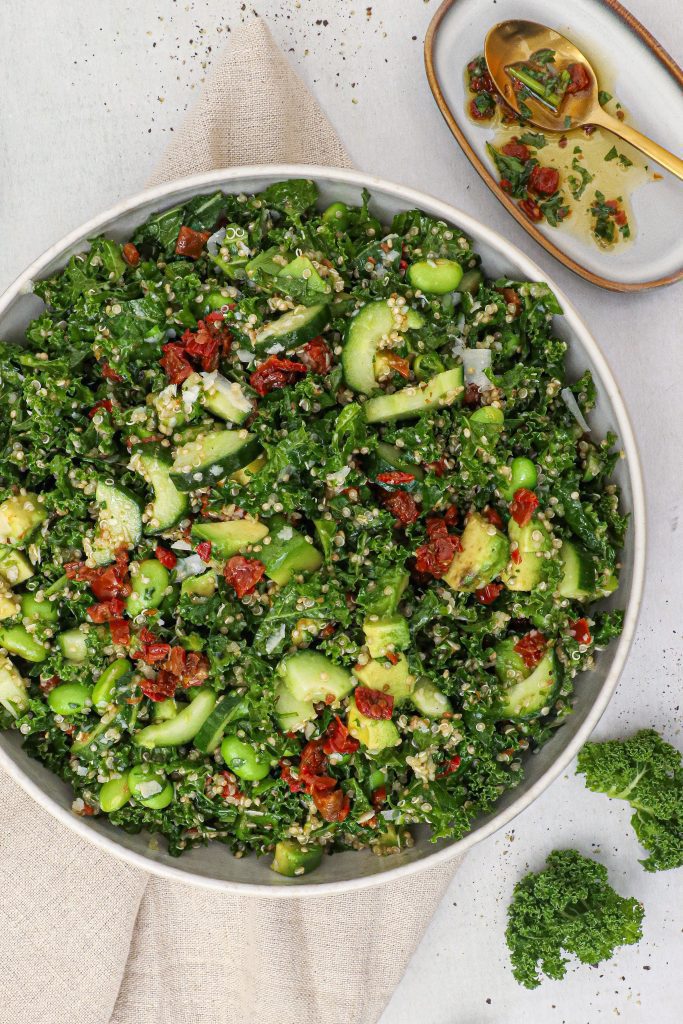 Grønkålssalat med quinoa, avocado og soltørrede tomater - Opskrift på grønkålssalat