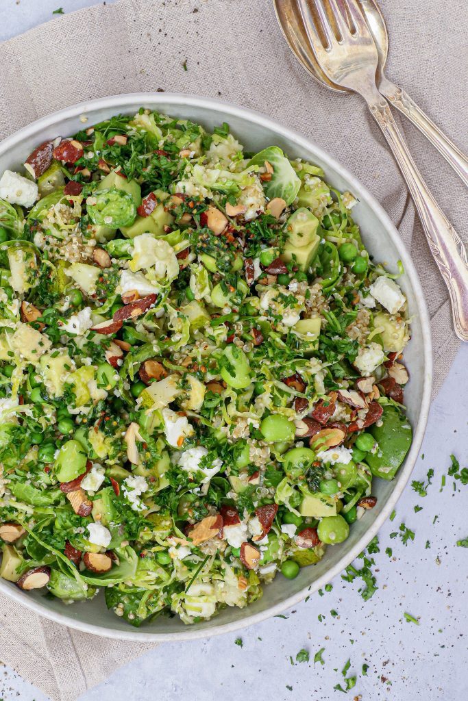 Rosenkålssalat med avocado, pære og feta - Opskrift på salt med rosenkål