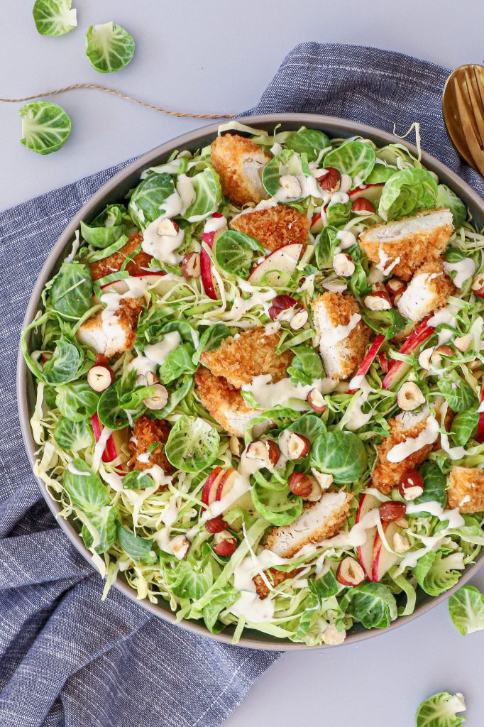 Kålsalat med sprød kylling og parmesan - Opskrift på måltidssalat